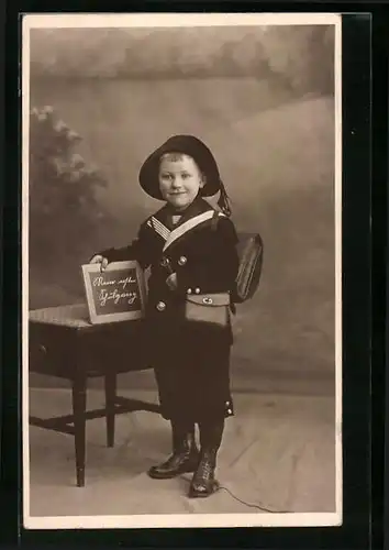 Foto-AK Lächelnder Knabe zum Schulanfang