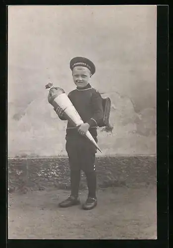 Foto-AK Knabe mit Matrosenmütze, Schulanfang