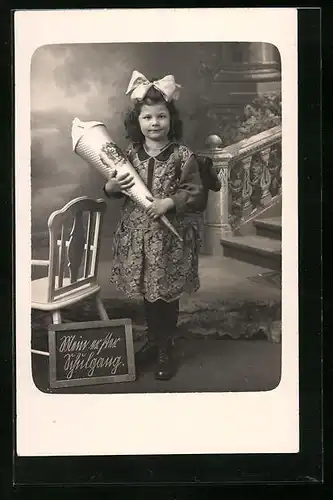 Foto-AK Mädchen mit Zuckertüte zum Schulanfang