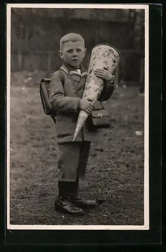 Foto-AK Knabe mit Ranzen zum Schulanfang, 1931
