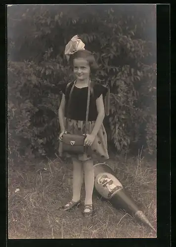 Foto-AK Mädchen neben Zuckertüte zum Schulanfang, 1926