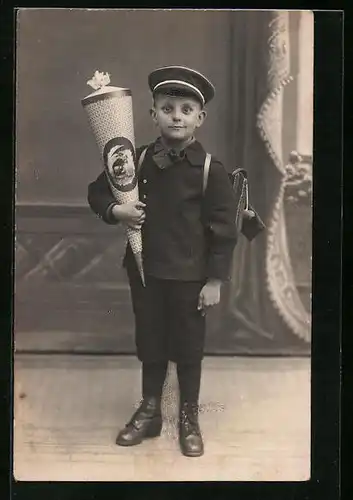 Foto-AK Sympathischer Knabe zum Schulanfang, 1923