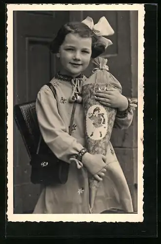 Foto-AK Hübsches Kind mit Zuckertüte