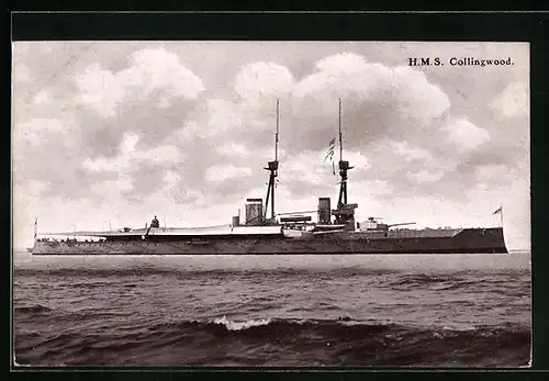 AK Britisches Kriegsschiff HMS Collingwood auf hoher See