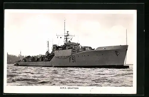 AK Britisches Kriegsschiff HMS Grafton vor Anker liegend
