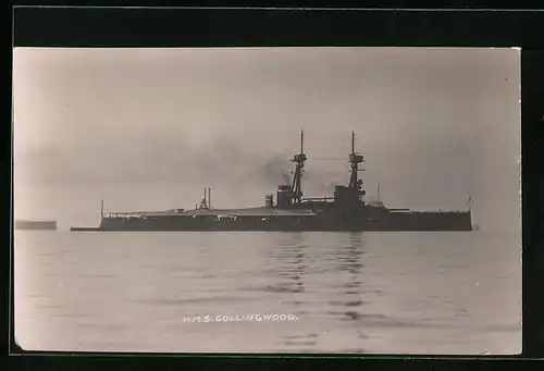 AK Britisches Kriegsschiff HMS Collingwood aus weiter Ferne