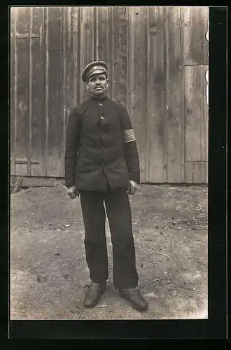 AK Russischer Kriegsgefangener mit Schirmmütze und heller Armbinde