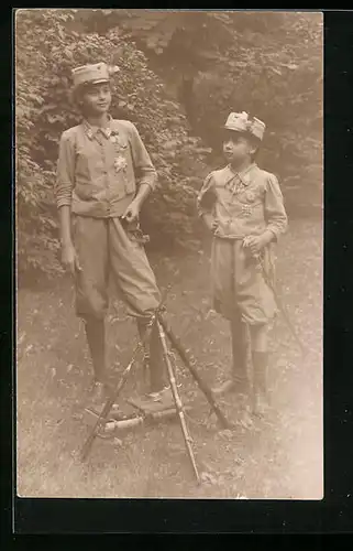 AK Zwei Knaben in Uniform mit Knickerbockern mit Ausrüstung