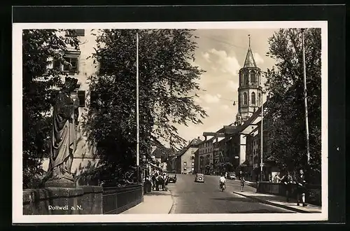 AK Rottweil, Strassenpartie mit Statue