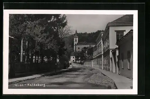 AK Wien-Kalksburg, Strassenpartie mit Blick zur Kirche