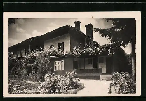 AK Panagjurischde, Haus mit umfassten Beeten und Veranda