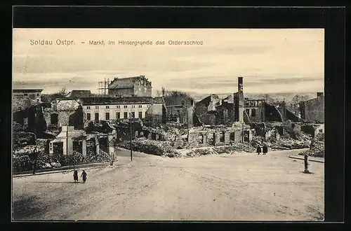 AK Soldau / Ostpreussen, Kriegszerstörter Markt, im Hintergrund das Ordensschloss