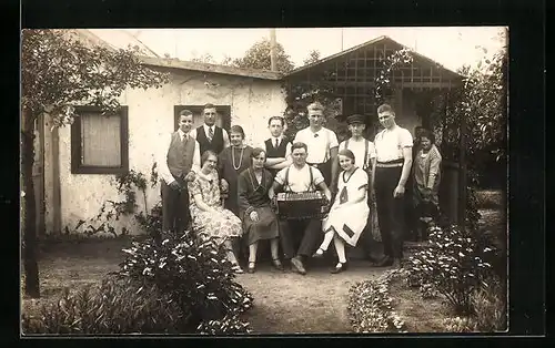Foto-AK Gartenparty mit Akkordeon
