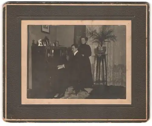 Fotografie unbekannter Fotograf und Ort, Klavierlehrerin gibt Unterricht am heimischen Klavier, 1911