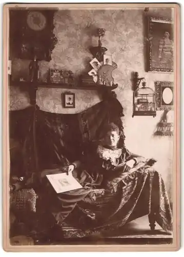 Fotografie unbekannter Fotograf und Ort, Frau Dr. Kollrepp posiert liegend auf der Couch im heimischen Wohnzimmer