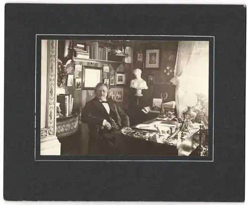 Fotografie unbekannter Fotograf und Ort, älterer Herr sitzt in seinem Arbeitszimmer am Schreibtisch, Interior