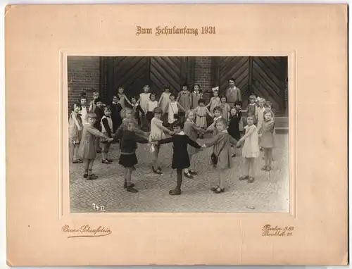Fotografie Bruno Scheufelein, Berlin, Boeckhstr. 25, Ansicht Berlin, kleine Mädchen zum Schulanfang 1931, Grossformat