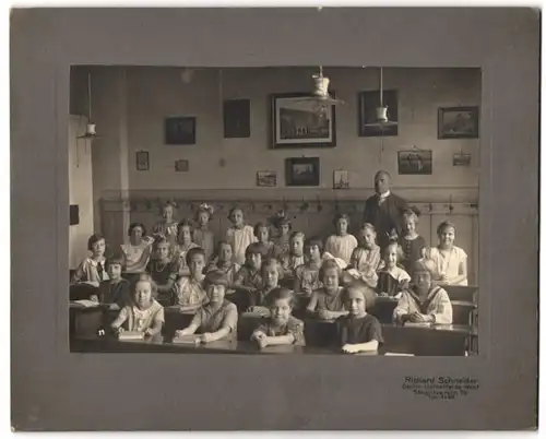 Fotografie Richard Schneider, Berlin-Lichterfelde, Mädchen Schulklasse im Klassenzimmer mit Lehrer, Kachelofen