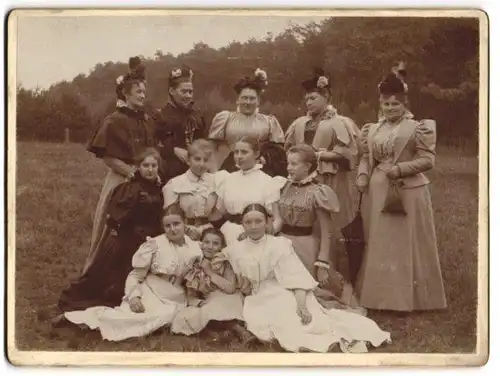 Fotografie unbekannter Fotograf und Ort, Damen und Mädchen in üppigen Kleidern posieren auf einer Wiese