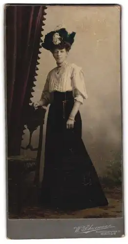 Fotografie W. Scharmann, Berlin, Dame in heller Bluse und schwarzem Rock mit Hut und Ketten