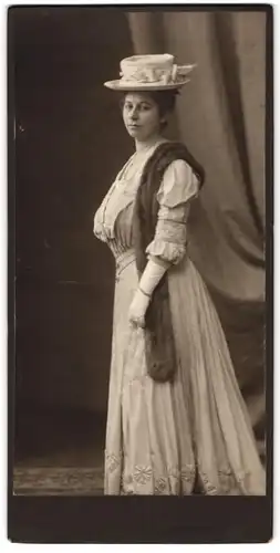 Fotografie Hahn Nachf., Dresden, Portrait junge Dame im weissen Kleid mit Pelzstola und weissen Hut