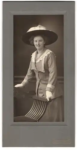 Fotografie Adolph Richter, Leipzig, junge Sächsin im schlichten Kleid mit breitkrempigem Hut lächelt in die Kamera