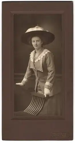 Fotografie Adolph Richter, Leipzig, sächsische Dame im Kleid mit Spitzenkragen und breitem Hut