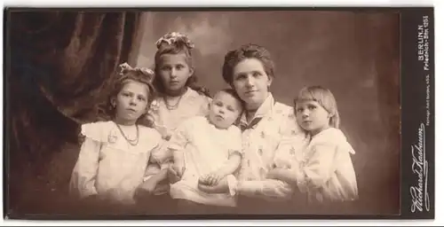 Fotografie Richard Kasbaum, Berlin, Friedrichstr. 125, Mutter mit Baby und Töchtern beim Fotograf, Mutterglück