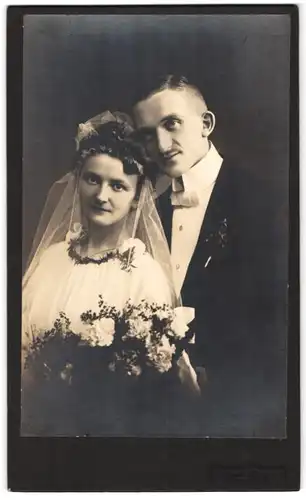 Fotografie Curt Born, Kamenz i. Sa., junges Hochzeitspaar kurz nach der Trauung