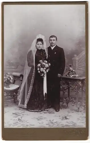 Fotografie H. Förster, Einsiedel, Kirchgasse, junges Hochzeitspaar nach der Trauung, Braut im schwarzen Hochzeitskleid