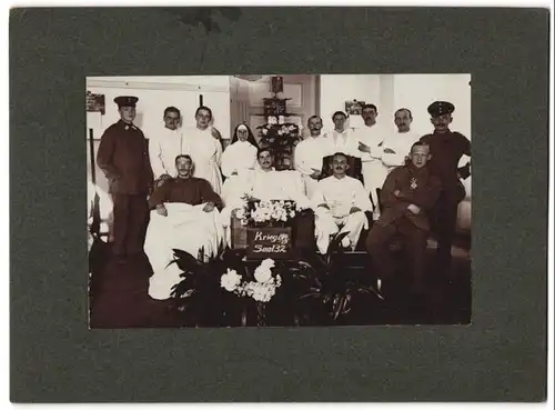 Fotografie Fotograf & Ort, unbekannt, Lazarett, verwundete Soldaten mit Orden EK II & Schwestern im Saal 32, 1.WK