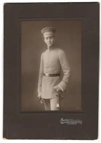Fotografie Martin Herzfeld, Dresden, Soldat Einjährig Freiwilliger in Uniform mit Säbel, 1.WK