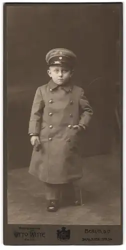 Fotografie Otto Witte GmbH, Berlin-Kreuzberg, Skalitzerstr. 54, Knabe in Uniform Feldgrau, 1.WK