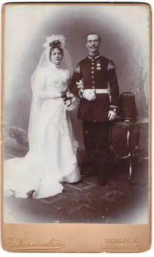 Fotografie E. Sommerkorn, Berlin, Schönhauser Allee 150, Hochzeit, Garde-Musiker in Uniform, Orden & Spange nebst Braut