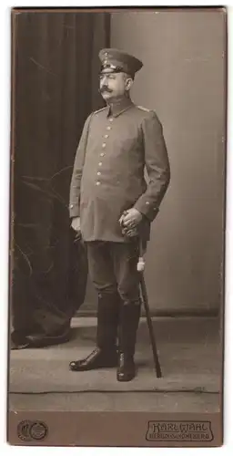 Fotografie Karl Wahl, Berlin-Schöneberg, Hauptstr. 156, Offizier in Uniform mit Säbel & Schlagband