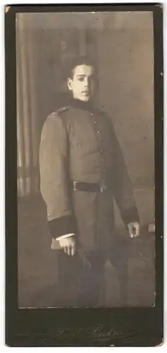 Fotografie Karl Pinkau, Leipzig, junger Rekrut in Uniform mit Schulterstück Rgt. 19