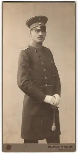 Fotografie Naumann Nachf., Leipzig, Dorotheenstr. 6, Offizier in Uniform mit Säbel und Schirmmütze