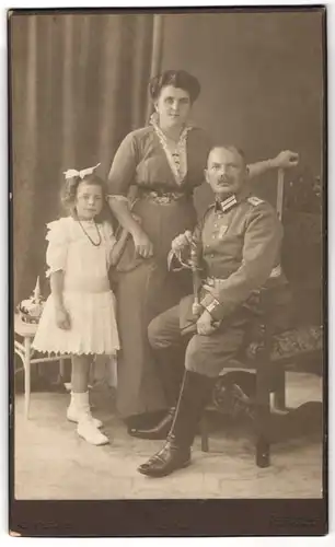 Fotografie J. Fuchs, Berlin-Schöneberg, Hauptstr. 19, Offizier in Uniform mit Orden & Säbel nebst Gattin & Tochter