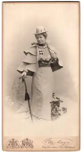 Fotografie Otto Mayer, Dresden, Pragerstr. 38, elegante junge Dame mit Schirm & Hut modsisch gekleidet
