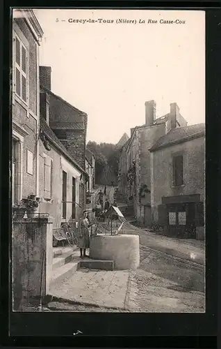 AK Cercy-la-Tour, La Rue Casse-Cou, Strassenpartie