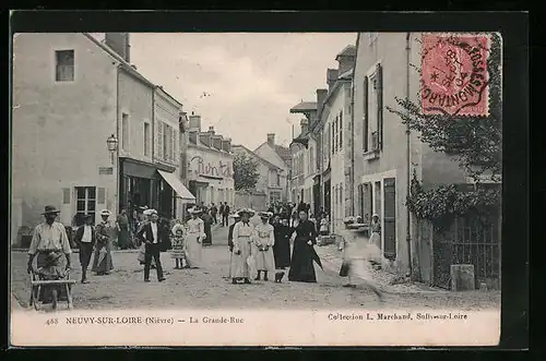 AK Neuvy-sur-Loire, La Grande-Rue, Strassenpartie