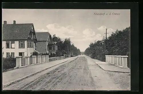 AK Niendorf /Ostsee, Brücke und Strassenansicht