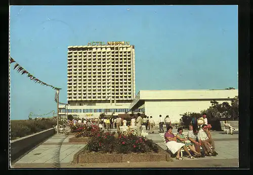 AK Rostock-Warnemünde, Hotel Neptun - Gebäude mit Urlaubern