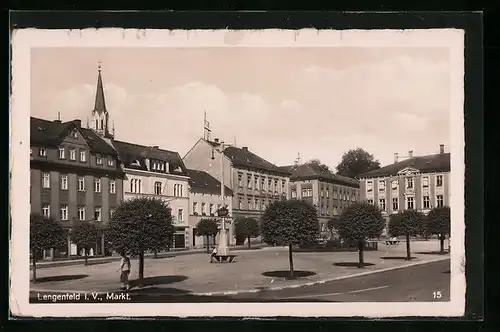 AK Lengenfeld / Vogtland, Markt mit Geschäft und Kirche