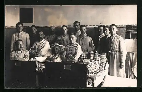 Foto-AK Schwenningen, Vereinslazarett Gartenschule 1917 - Patientengruppe
