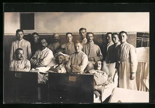 Foto-AK Schwenningen, Vereinslazarett Gartenschule 1917 - Patienten an und in Betten