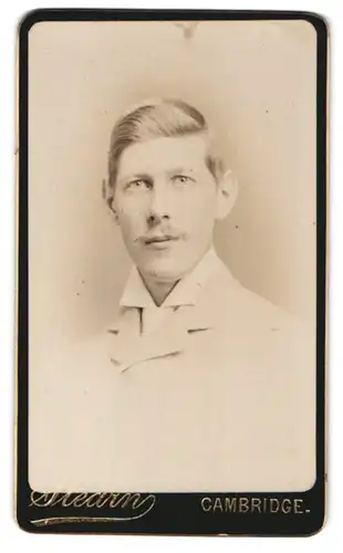 Fotografie Stearn, Cambridge, Junger Herr im Anzug mit Krawatte