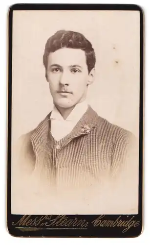 Fotografie Messrs Stearn, Cambridge, Junger Herr im karierten Anzug mit Krawatte