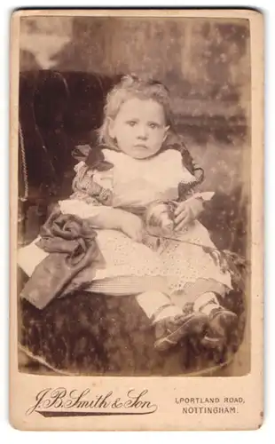 Fotografie J. B. Smith & Son, Nottingham, 1, Portland Road, Kleines Mädchen im hübschen Kleid