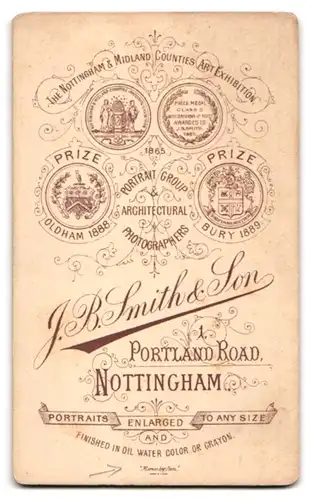 Fotografie J. B. Smith & Son, Nottingham, 1, Portland Road, Kleines Mädchen im hübschen Kleid